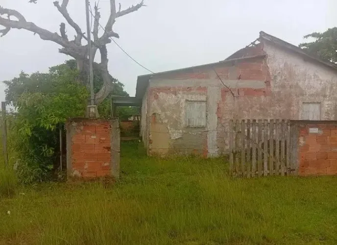 Vendo casa em Santa Clara toda murada pego moto e dinheiro de entrada e dinheiro .