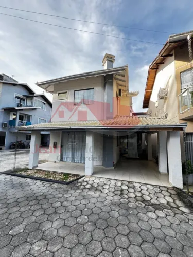 LINDA CASA NO CONDOMÍNIO EM CAMBORIÚ