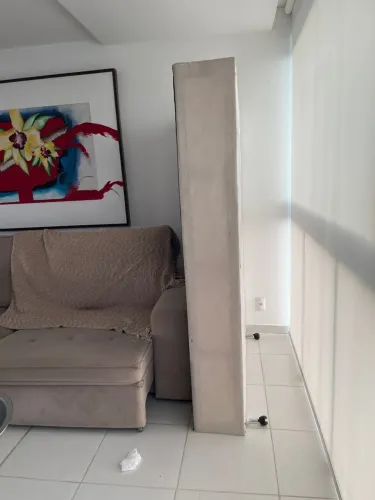 Base de cama madeira com pés de aço