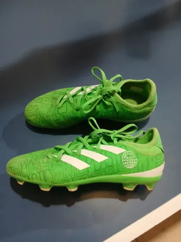 Vendo chuteiras nike e adidas.