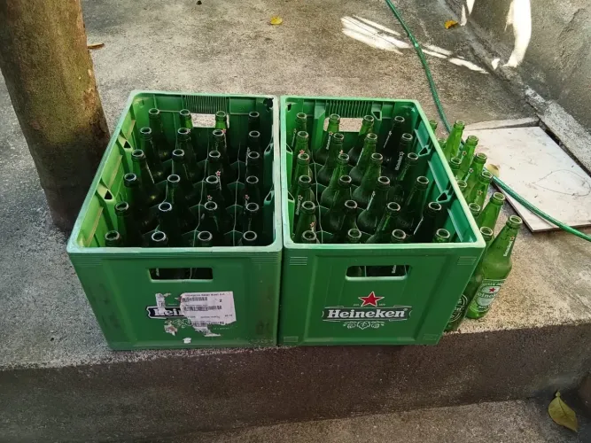 Caixas com cascos de cerveja 600 ml de Hineken