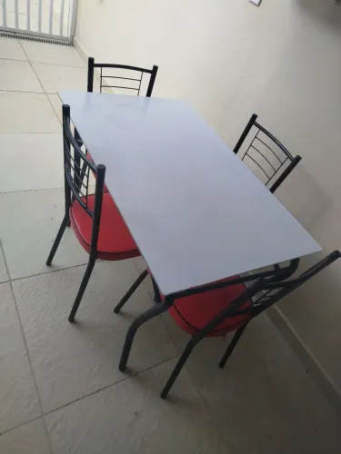 Mesa com quatro cadeiras
