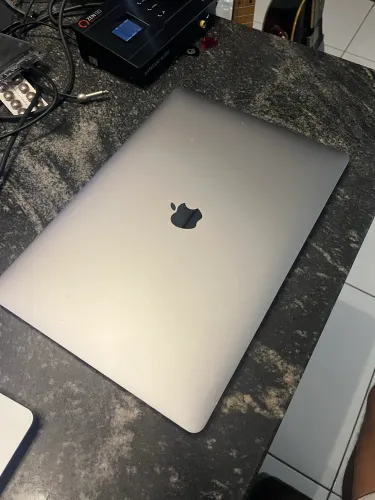 Macbook pro i9 32 GB RAM 1tb ssd . touchbar