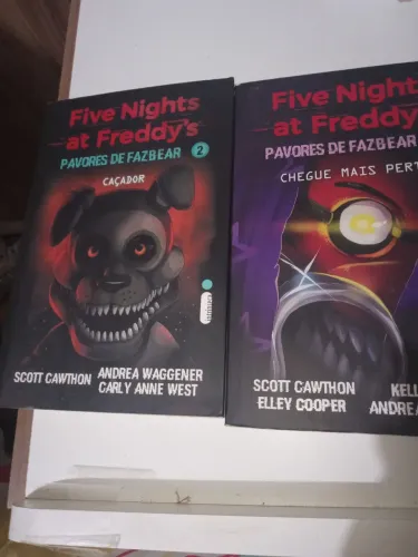 Vendo livro Five Nights at Freddy's 