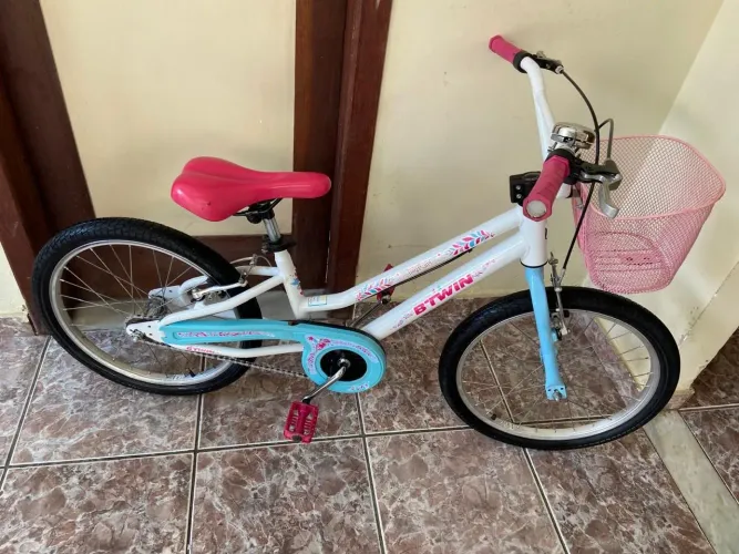 Bicicleta aro 20 feminina infantil Btwin com cestinha!!