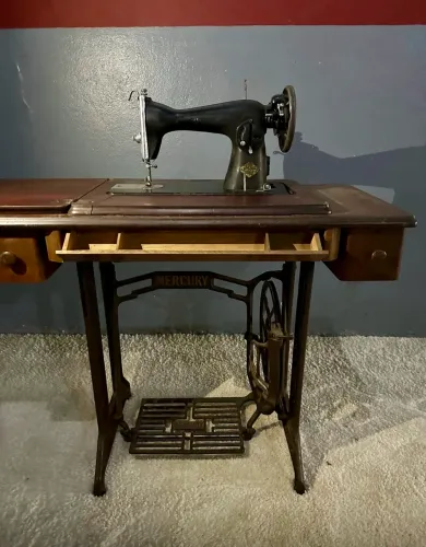 Máquina de costura vintage Mercury com gabinete. Pedal