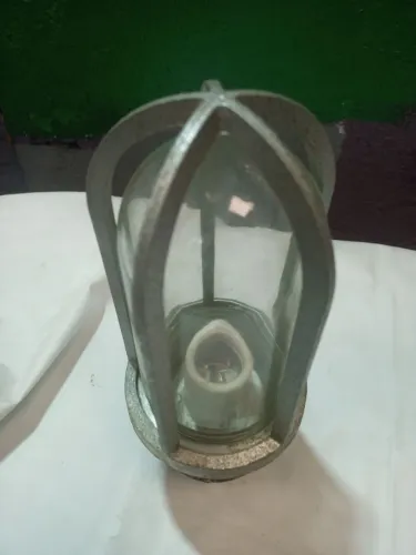 Luminária antiga e USADA 