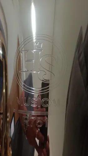 Tuba HS751 4/4 muito conservada.