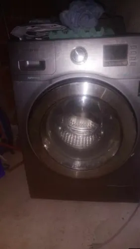 Máquina lava e seca ecobublee com defeito na borracha da porta que tem que ser trocada.