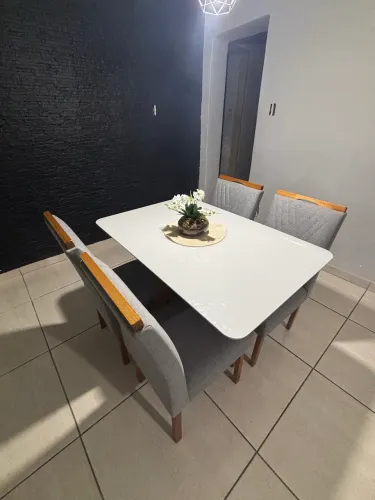 Mesa com 4 cadeiras