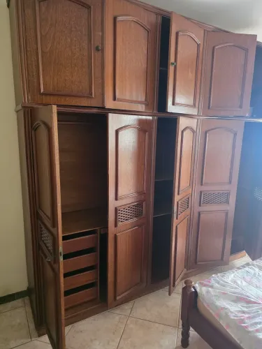 Guarda roupas 10 portas, cama de casal e mesas de cabeceira