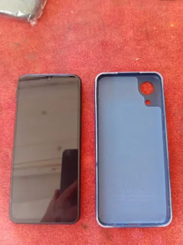 Celular  Samsung A 3,mais 3 capinhas diferentes 