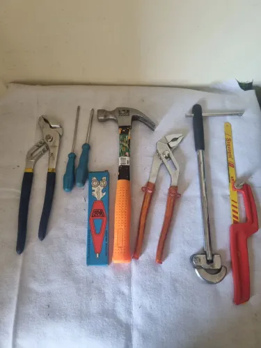 Kit De Ferramentas Manuais Usadas - Martelo, Alicates, Grifo E Serra (8 Peças)