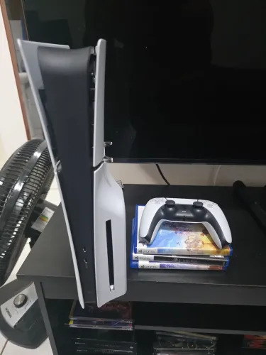 PlayStation 5 com Leitor de Disco + 1 DualSense + 3 jogos