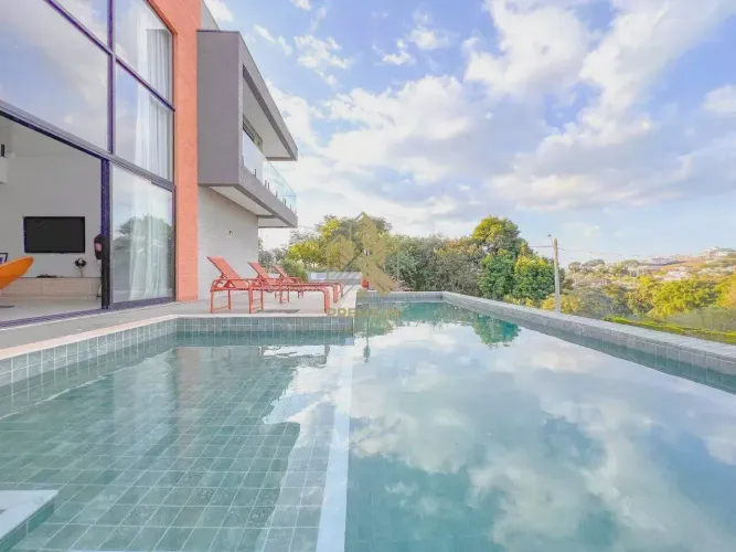 Casa de condomínio com 5 suítes, pisicna com borda infinita e uma incrível vista