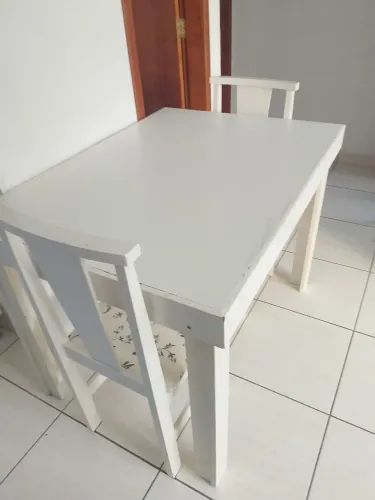 Mesa com 2 cadeiras 