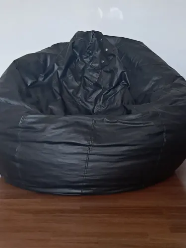 Pufão Preto em Courino Novinho