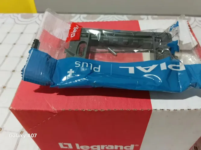 Interruptor pial legran da linha pial plus +,caixa com 20 mais Glade suporte.