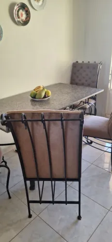 Mesa de jantar de metal com tampo em granito 