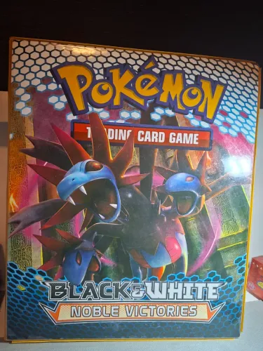 Fichário Pokémon TCG Black & White Noble Victories 2011 Hydreigon Victini Raro