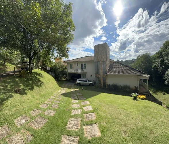 Casa de 2 andares com área social e piscina na melhor localização do Condomínio Canto das