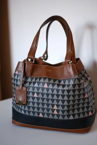 ORIGINAL Bolsa Grande Schütz  Tote Neo Emma Triangle Preta