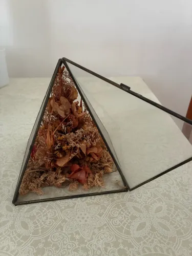Pirâmide vintage de vidro com abertura e com flores artificiais