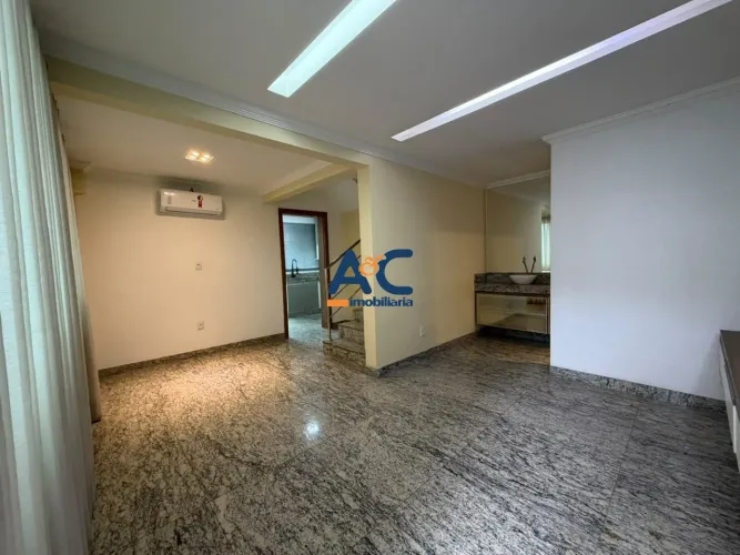 Casa com 03 quartos no bairro Santa Terezinha