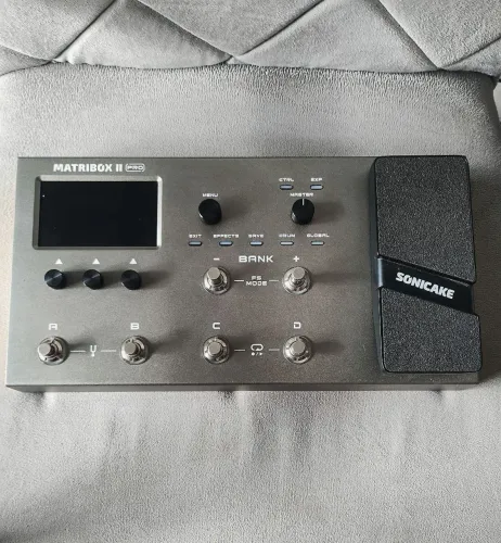 Pedaleira de guitarra, baixo e violão Matribox II pro 