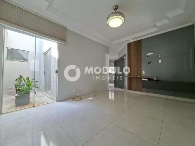 Casa residencial disponível para locação no bairro Santa Rosa.