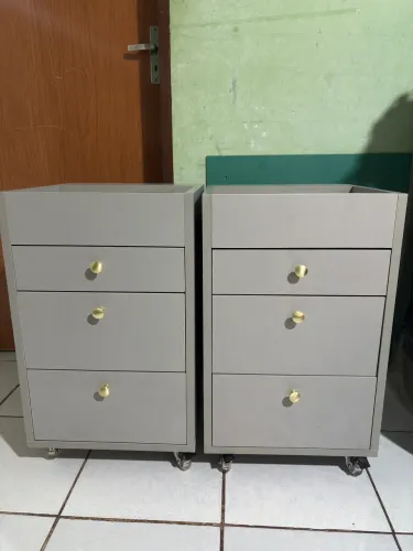 Gaveteiro de cabeceira (criado mudo)