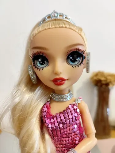 Rainbow High - Paris Hilton + caixa 