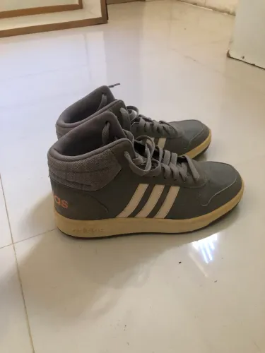 Tênis adidas feminino (descrição)