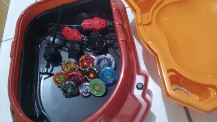 Vendo kit Beyblade Burst completo! O que vem: ? 2 Arenas originais Hasbro ? 9 Beyblades