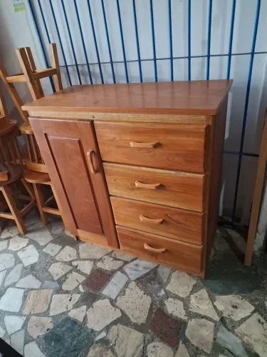 Cômoda de madeira maciça