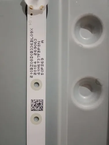 Led em ótimo estado e vai com a parte de traz da tv