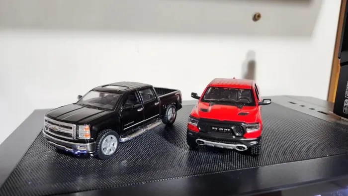 Conjunto com 2 miniaturas de caminhotes, Doge Ram e Chevrolet Silverado