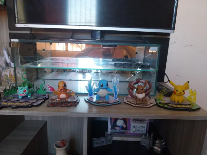 Colecionáveis em miniatura de pokemons iniciais de Kanto.