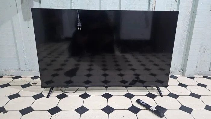 Smart TV TCL 43" LED Android - Completa com Controle (Bivolt)
