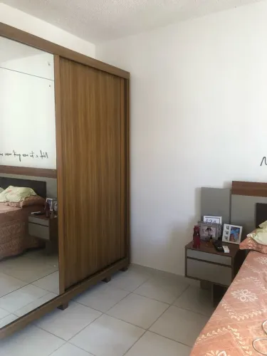 Cabeceira com criado mudo