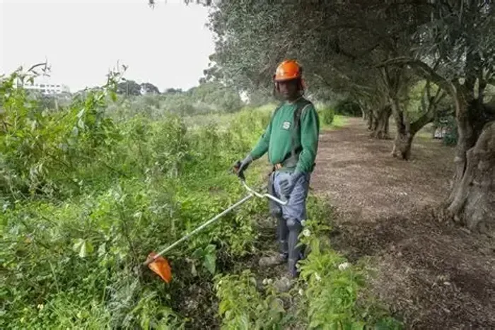 JARDINEIRO / AJUDANTE DE SERVIÇOS GERAIS