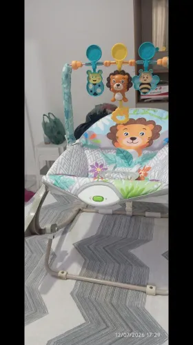 Cadeira de balanço e descanso muito bem conservada