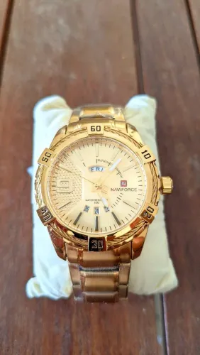 Relógio dourado Naviforce 