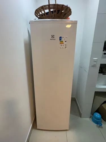 Freezer vertical Electrolux inverter 234lt