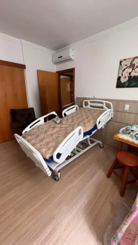 VENDO CAMA HOSPITALAR ELETRÔNICA 8 POSIÇÃO