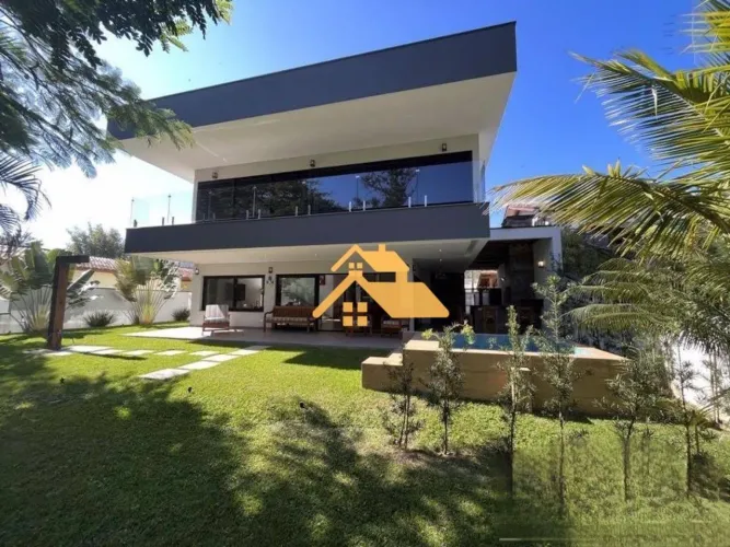 Casa de alto padrão em condomínio na Praia de Guaecá, 5 suítes, piscina privativa e locali