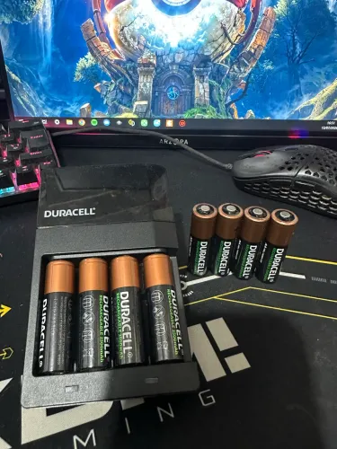 Carregador + Pilhas Duracell Recarregáveis AA 2500mAh