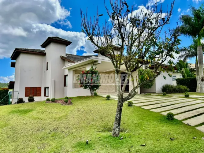 Casa de esquina no Condomínio Village Ipanema