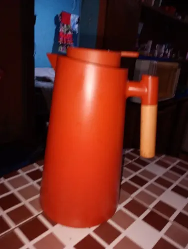 Garrafa térmica de café e água mede temperatura