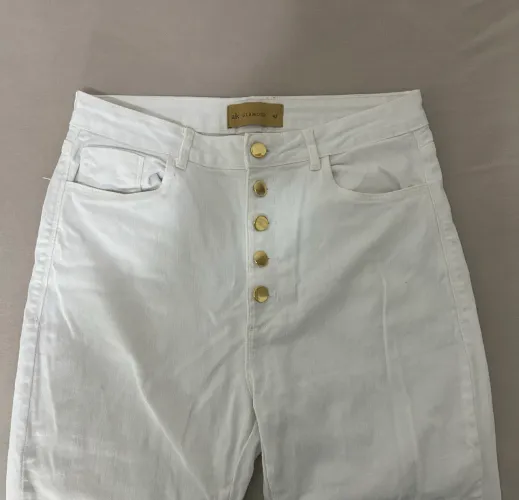 Calça jeans branca com botões dourados - TAM. 42